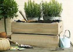 Кашпо деревянный ящик для цветов.