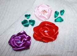 Как украсить цветы лентами