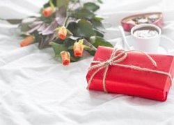 Как упаковать коробку в подарочную бумагу?